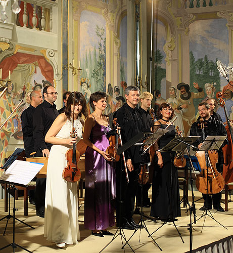 Praga Camerata, Silvie Hessová - Geige, Pavel Hůla - Geige, Edita Randová - Gesang, 22.8.2008, Internationales Musikfestival Český Krumlov, Bildsquelle: Auviex s.r.o., Foto: Libor Sváček