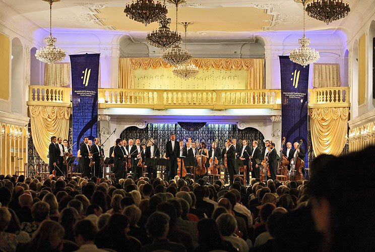 Sir James Galway (GB), Lady Jeanne Galway (USA)- Flöten, Symphonieorchester des Tschechischen Rundfunks, Dirigent: Vladimír Válek, 23.8.2008, Internationales Musikfestival Český Krumlov, Bildsquelle: Auviex s.r.o., Foto: Libor Sváček