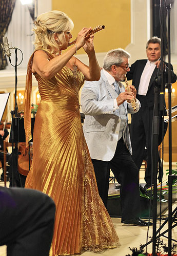 Sir James Galway (GB), Lady Jeanne Galway (USA) - flutes, Czech Radio Symphony Orchestra, Conductor: Vladimír Válek, 23.8.2008, International Music Festival Český Krumlov 2008, source: Auviex s.r.o., photo: Libor Sváček