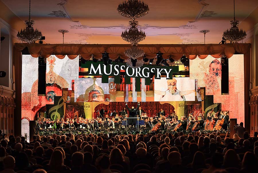 Opening concert - Jiří Bárta (violoncello), Filharmonie Bohuslava Martinů, conductor: Leoš Svárovský, Castle Riding hall, International Music Festival Český Krumlov 18.9.2020