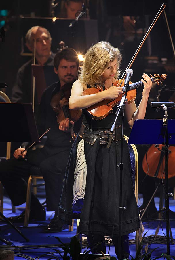 Balada pro banditu - Eva Vrbková, Gabriela Vermelho, Jan Zadražil, Dalibor Buš a Jihočeská filharmonie, Zámecká jízdárna, Mezinárodní hudební festival Český Krumlov 24.9.2020