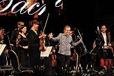 Pavel Šporcl (violin, conductor), Vilém Veverka (aboe), PKF – Prague Philharmonia, Castle Riding hall, International Music Festival Český Krumlov, 25.9.2020, source: Auviex s.r.o., photo by: Libor Sváček