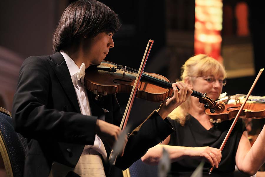 Pavel Šporcl (housle, dirigent), Vilém Veverka (hoboj), PKF – Prague Philharmonia, Zámecká jízdárna, Mezinárodní hudební festival Český Krumlov 25.9.2020