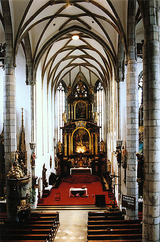 Kirche St. Veit in Český Krumlov, Ansicht des Hauptschiffes und des Hauptaltars