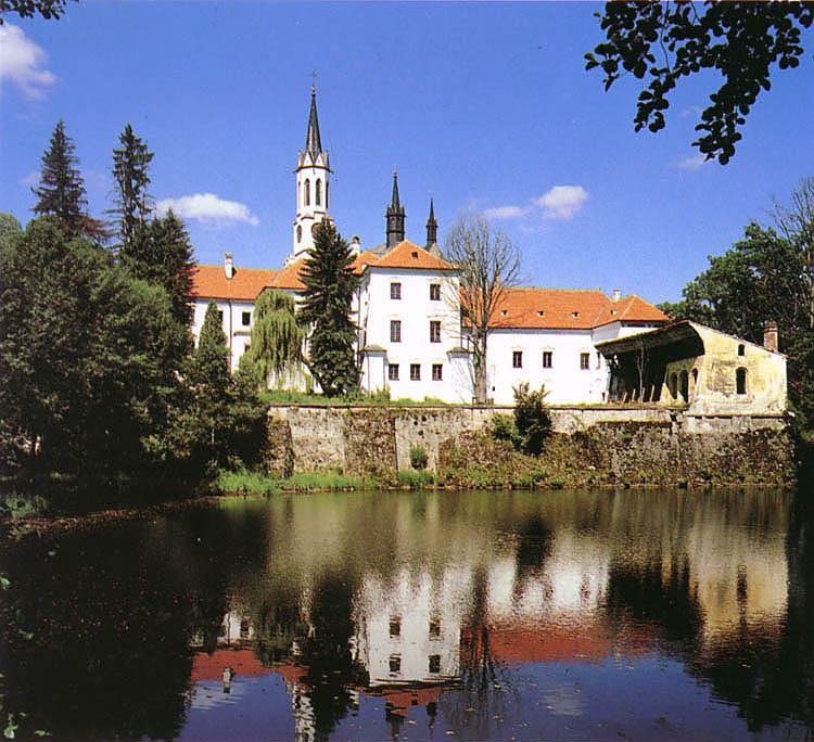 Vyšší Brod, klášter cisterciáků s odrazem na vodní hladině