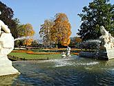 View through the cascade fountain to lower pit of garden of chateau Český Krumlov, photo by: Lubor Mrázek