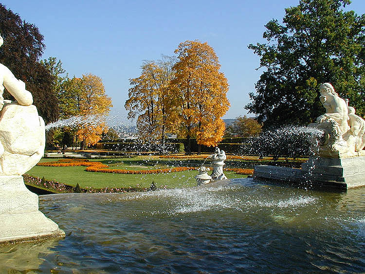 Durchsicht durch die Kaskadenfontäne zum unteren Parterre des Gartens des Schlosses Ćeský Krumlov