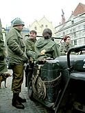 Kolonne amerikanischer Jeeps am Stadtplatz Náměstí Svornosti in Český Krumlov. Feiern des 56. Jahrestags der Befreiung durch die amerikanische Armee am 4. Mai 2001, Foto: Lubor Mrázek