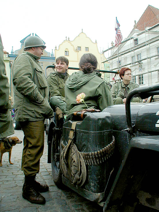 Kolona amerických jeepů na náměstí Svornosti v Českém Krumlově. Oslavy 56. výročí osvobození americkou armádou 4. května 2001