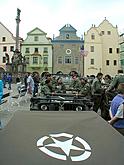 Kolonne amerikanischer Jeeps am Stadtplatz Náměstí Svornosti in Český Krumlov. Feiern des 56. Jahrestags der Befreiung durch die amerikanische Armee am 4. Mai 2001, Foto: Lubor Mrázek