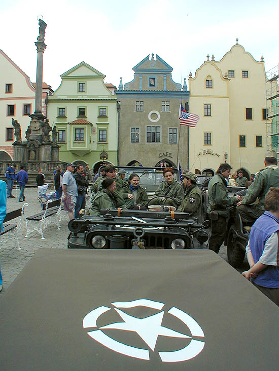 Kolonne amerikanischer Jeeps am Stadtplatz Náměstí Svornosti in Český Krumlov. Feiern des 56. Jahrestags der Befreiung durch die amerikanische Armee am 4. Mai 2001