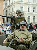 Kolona amerických jeepů na náměstí Svornosti v Českém Krumlově. Oslavy 56. výročí osvobození americkou armádou 4. května 2001, foto: Lubor Mrázek