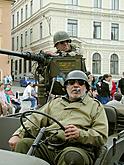 Kolonne amerikanischer Jeeps am Stadtplatz Náměstí Svornosti in Český Krumlov. Feiern des 56. Jahrestags der Befreiung durch die amerikanische Armee am 4. Mai 2001, Foto: Lubor Mrázek