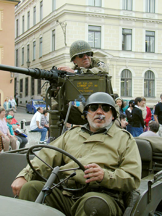 Kolona amerických jeepů na náměstí Svornosti v Českém Krumlově. Oslavy 56. výročí osvobození americkou armádou 4. května 2001