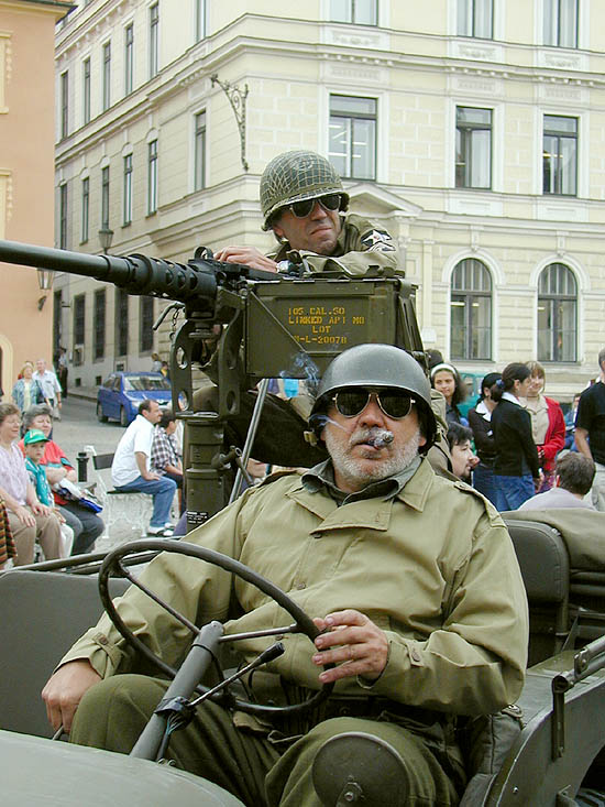 Kolonne amerikanischer Jeeps am Stadtplatz Náměstí Svornosti in Český Krumlov. Feiern des 56. Jahrestags der Befreiung durch die amerikanische Armee am 4. Mai 2001