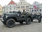 Kolona amerických jeepů na náměstí Svornosti v Českém Krumlově. Oslavy 56. výročí osvobození americkou armádou 4. května 2001, foto: Lubor Mrázek