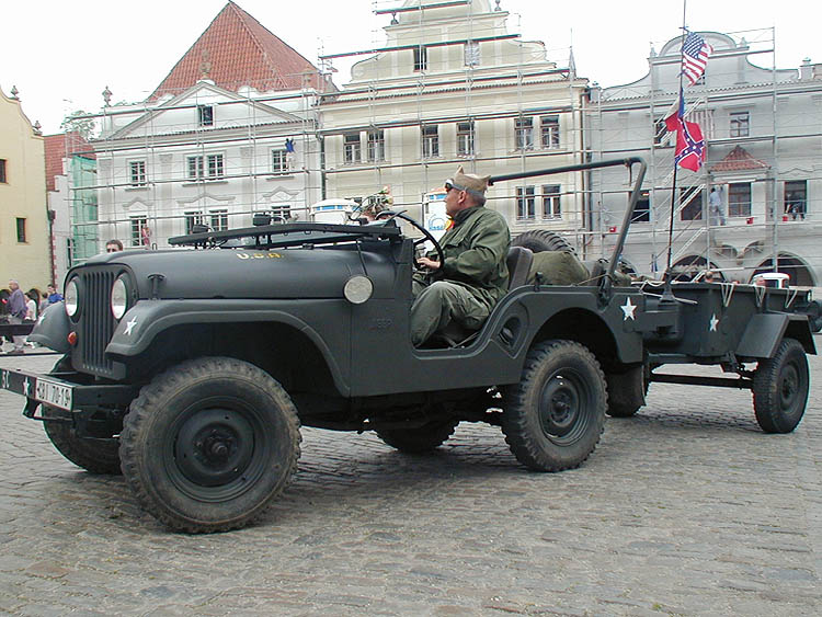 Kolona amerických jeepů na náměstí Svornosti v Českém Krumlově. Oslavy 56. výročí osvobození americkou armádou 4. května 2001