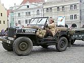 Kolona amerických jeepů na náměstí Svornosti v Českém Krumlově. Oslavy 56. výročí osvobození americkou armádou 4. května 2001, foto: Lubor Mrázek