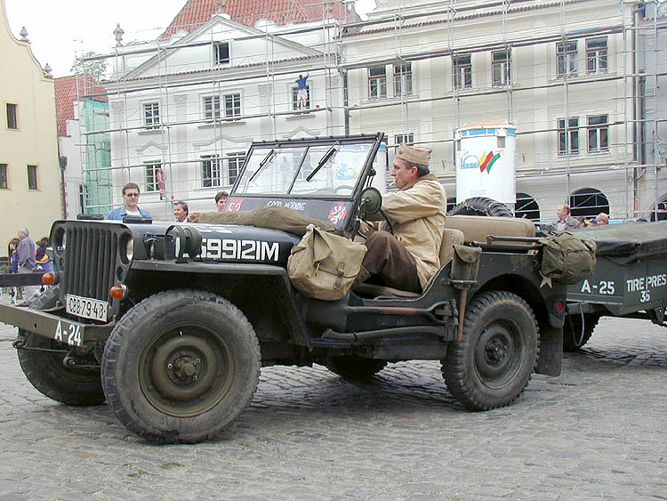 Kolona amerických jeepů na náměstí Svornosti v Českém Krumlově. Oslavy 56. výročí osvobození americkou armádou 4. května 2001