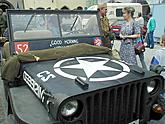 Kolona amerických jeepů na náměstí Svornosti v Českém Krumlově. Oslavy 56. výročí osvobození americkou armádou 4. května 2001, foto: Lubor Mrázek