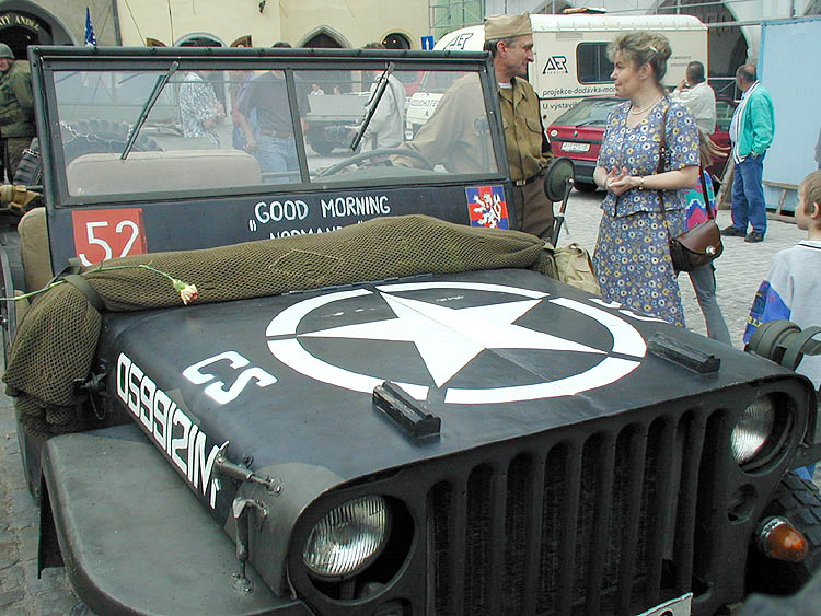 Kolonne amerikanischer Jeeps am Stadtplatz Náměstí Svornosti in Český Krumlov. Feiern des 56. Jahrestags der Befreiung durch die amerikanische Armee am 4. Mai 2001