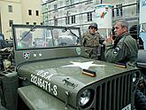 Kolonne amerikanischer Jeeps am Stadtplatz Náměstí Svornosti in Český Krumlov. Feiern des 56. Jahrestags der Befreiung durch die amerikanische Armee am 4. Mai 2001, Foto: Lubor Mrázek