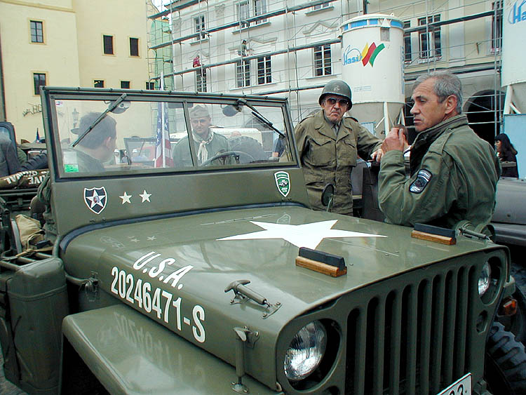 Kolonne amerikanischer Jeeps am Stadtplatz Náměstí Svornosti in Český Krumlov. Feiern des 56. Jahrestags der Befreiung durch die amerikanische Armee am 4. Mai 2001