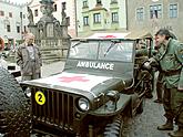 Kolonne amerikanischer Jeeps am Stadtplatz Náměstí Svornosti in Český Krumlov. Feiern des 56. Jahrestags der Befreiung durch die amerikanische Armee am 4. Mai 2001, Foto: Lubor Mrázek