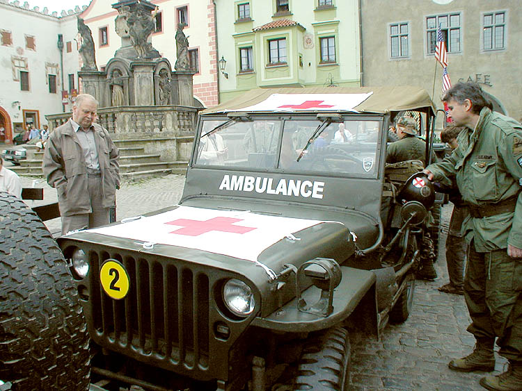 Kolona amerických jeepů na náměstí Svornosti v Českém Krumlově. Oslavy 56. výročí osvobození americkou armádou 4. května 2001