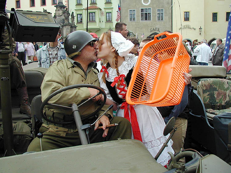 Kolona amerických jeepů na náměstí Svornosti v Českém Krumlově. Oslavy 56. výročí osvobození americkou armádou 4. května 2001