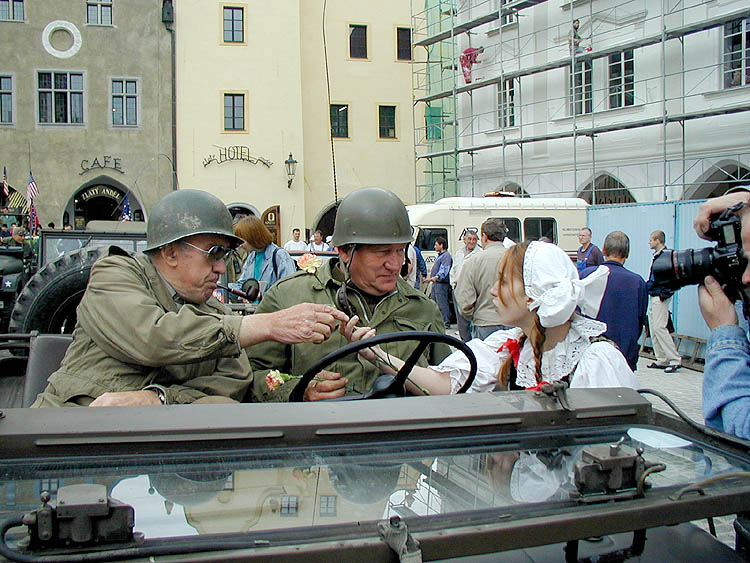 Kolona amerických jeepů na náměstí Svornosti v Českém Krumlově. Oslavy 56. výročí osvobození americkou armádou 4. května 2001