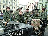 Kolonne amerikanischer Jeeps am Stadtplatz Náměstí Svornosti in Český Krumlov. Feiern des 56. Jahrestags der Befreiung durch die amerikanische Armee am 4. Mai 2001, Foto: Lubor Mrázek