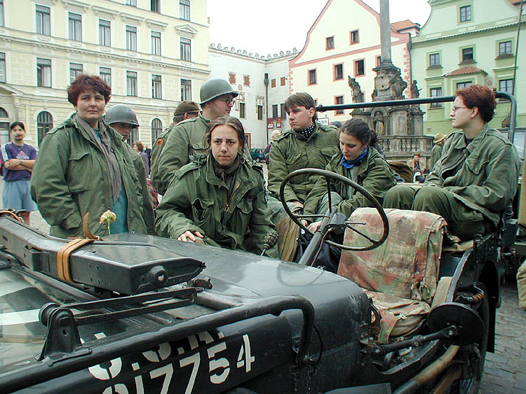 Kolona amerických jeepů na náměstí Svornosti v Českém Krumlově. Oslavy 56. výročí osvobození americkou armádou 4. května 2001