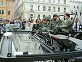 Kolonne amerikanischer Jeeps am Stadtplatz Náměstí Svornosti in Český Krumlov. Feiern des 56. Jahrestags der Befreiung durch die amerikanische Armee am 4. Mai 2001, Foto: Lubor Mrázek