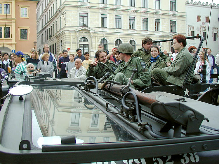 Kolona amerických jeepů na náměstí Svornosti v Českém Krumlově. Oslavy 56. výročí osvobození americkou armádou 4. května 2001