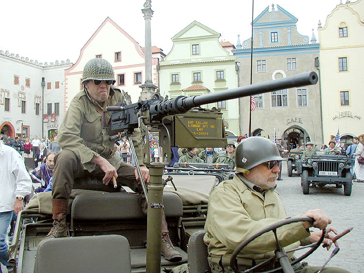 Kolona amerických jeepů na náměstí Svornosti v Českém Krumlově. Oslavy 56. výročí osvobození americkou armádou 4. května 2001