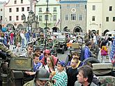 Kolonne amerikanischer Jeeps am Stadtplatz Náměstí Svornosti in Český Krumlov. Feiern des 56. Jahrestags der Befreiung durch die amerikanische Armee am 4. Mai 2001, Foto: Lubor Mrázek