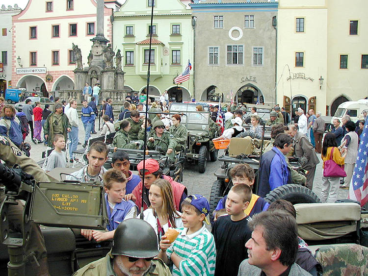 Kolonne amerikanischer Jeeps am Stadtplatz Náměstí Svornosti in Český Krumlov. Feiern des 56. Jahrestags der Befreiung durch die amerikanische Armee am 4. Mai 2001