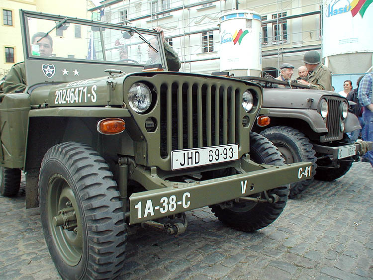 Amerikanische Jeeps am Stadtplatz Náměstí Svornosti in Český Krumlov. Feiern des 56. Jahrestags der Befreiung durch die amerikanische Armee am 4. Mai 2001