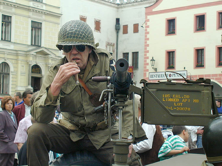 Amerikanischer Soldat am Stadtplatz Náměstí Svornosti in Český Krumlov. Feiern des 56. Jahrestags der Befreiung durch die amerikanische Armee am 4. Mai 2001