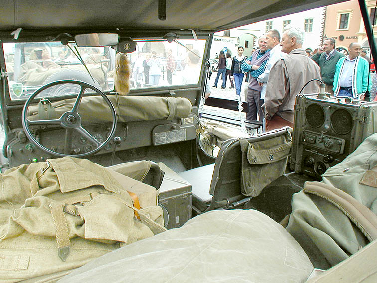 Interieur des amerikanischen Jeeps am Stadtplatz Náměstí Svornosti in Český Krumlov. Feiern des 56. Jahrestags der Befreiung durch die amerikanische Armee am 4. Mai 2001