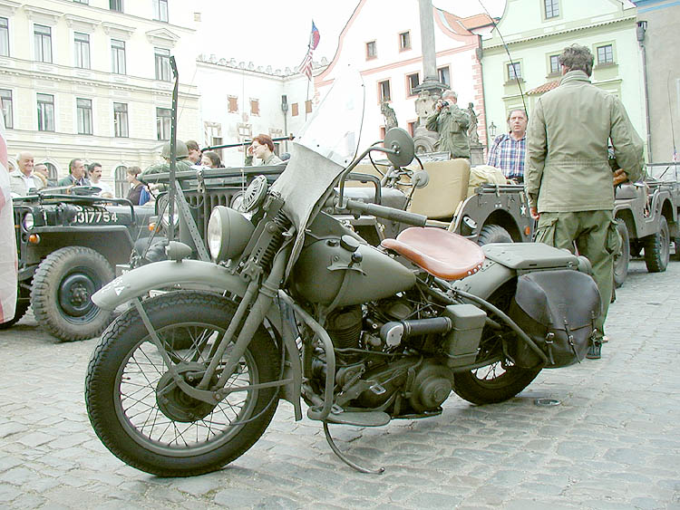 Historisches Motorrad am Stadtplatz Náměstí Svornosti in Český Krumlov. Feiern des 56. Jahrestags der Befreiung durch die amerikanische Armee am 4. Mai 2001