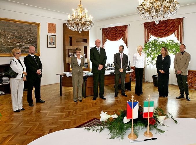 Podpis deklarace partnerství a spolupráce mezi Českým Krumlovem a italským San Gimignanem, 27. září 2008, Foto: Lubor Mrázek