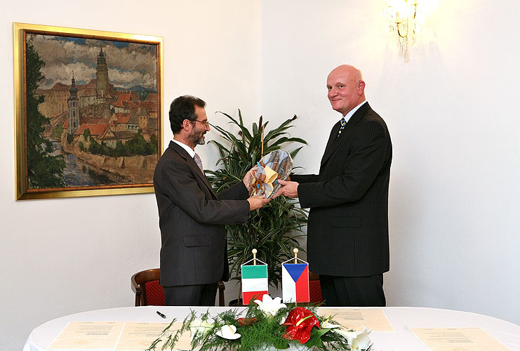 Podpis deklarace partnerství a spolupráce mezi Českým Krumlovem a italským San Gimignanem, 27. září 2008, foto: Lubor Mrázek
