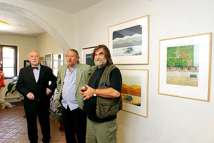 Das Haus der Fotografie Český Krumlov stellt die Werke von Alfons Mucha und Tomáš Bím aus. Die feierliche Vernissage eröffnete am Samstag, dem 26. Juni 2004 zwei neue Ausstellungen im Krumauer Haus der Fotografie.