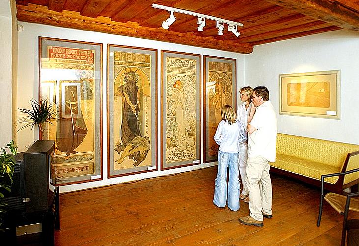 Das Haus der Fotografie Český Krumlov stellt die Werke von Alfons Mucha und Tomáš Bím aus. Die feierliche Vernissage eröffnete am Samstag, dem 26. Juni 2004 zwei neue Ausstellungen im Krumauer Haus der Fotografie.