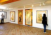 Das Haus der Fotografie Český Krumlov stellt die Werke von Alfons Mucha und Tomáš Bím aus. Die feierliche Vernissage eröffnete am Samstag, dem 26. Juni 2004 zwei neue Ausstellungen im Krumauer Haus der Fotografie. 