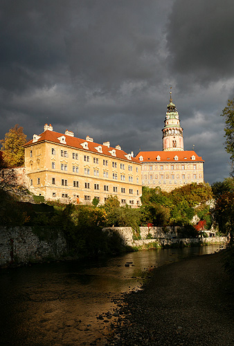 Hradní komplex na břehu řeky Vltavy