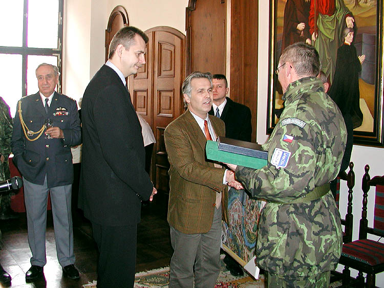 Víceprezident Kiwanis clubu Český Krumlov Pavel Slavko předává za účasti ministrů obrany České a Slovenské republiky upomínkové předměty veliteli 1. Česko-slovenského kontingentu v Kosovu pplk. Ing. Lubomíru Frkovi, foto: Tibor Horváth