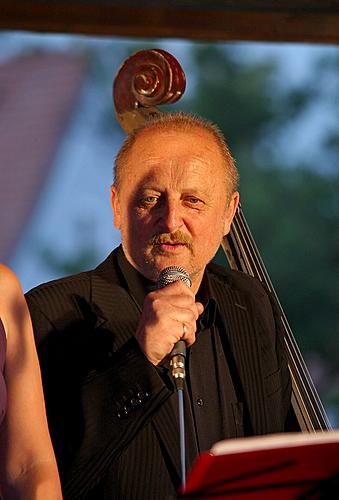 Jazzové trio - Věra Křížková (zpěv, housle), Jiří Růžička (klavír), Vít Fiala (kontrabas), 2.7.2009, Festival komorní hudby Český Krumlov